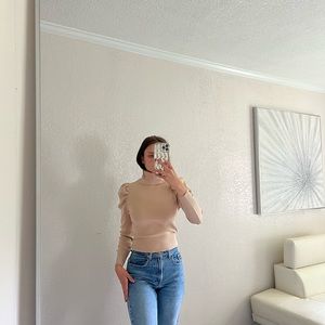 Turtle neck with puff sleeves